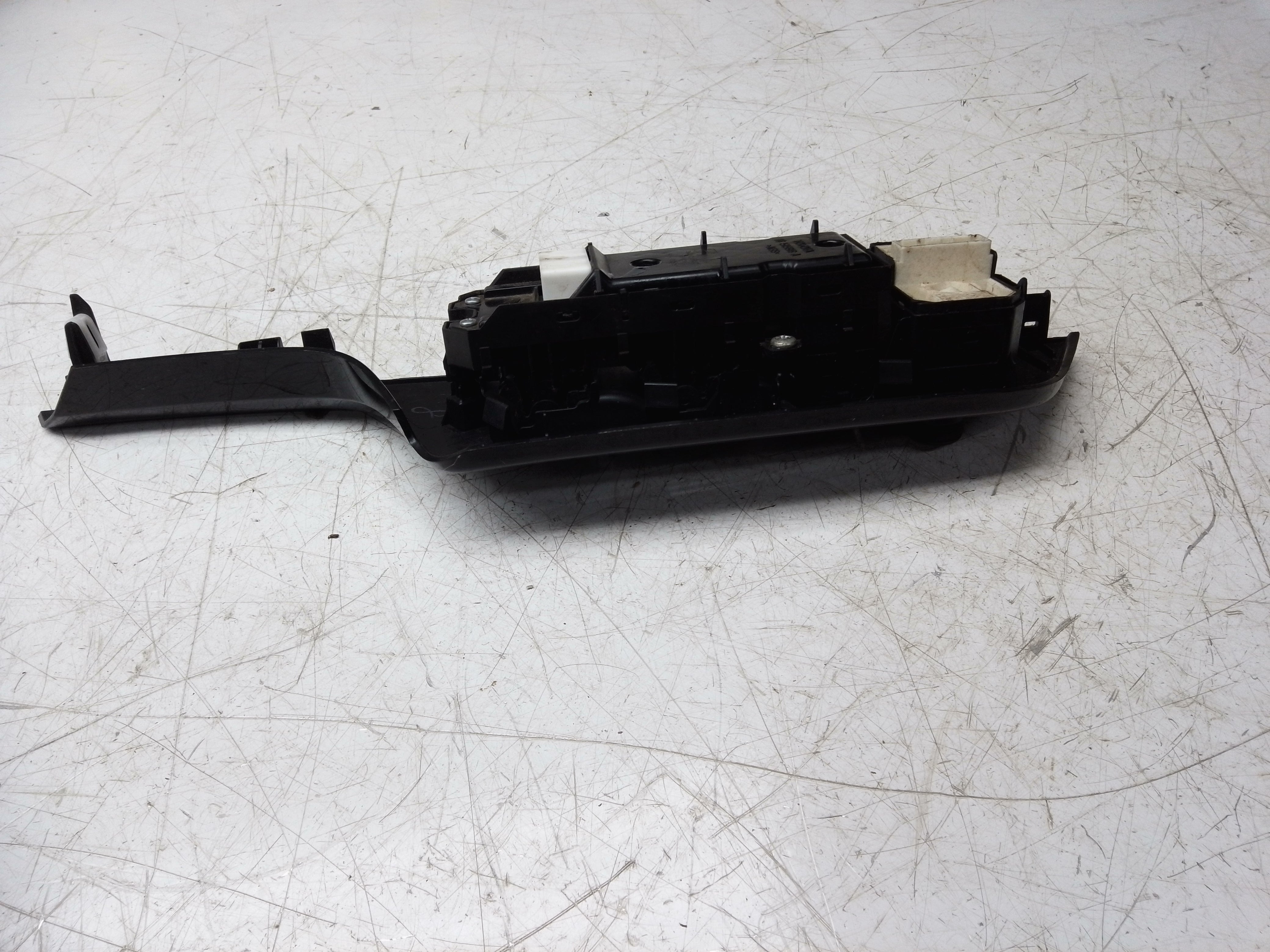 Toyota C-HR Dynamic 2016–23 Front Right Side Window Switch (74231-F4040)