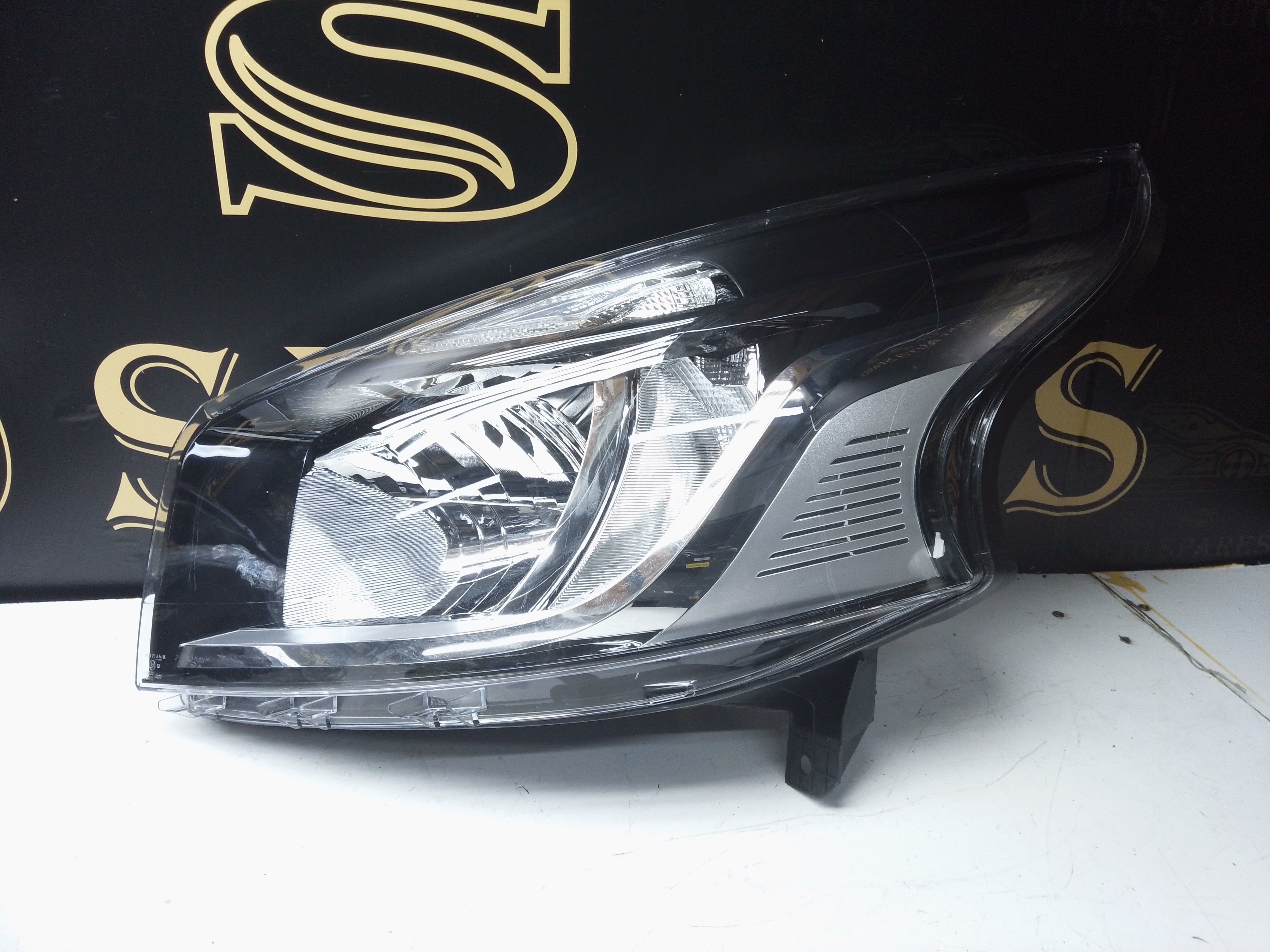 Renault Trafic 2015–2019 Left Headlight