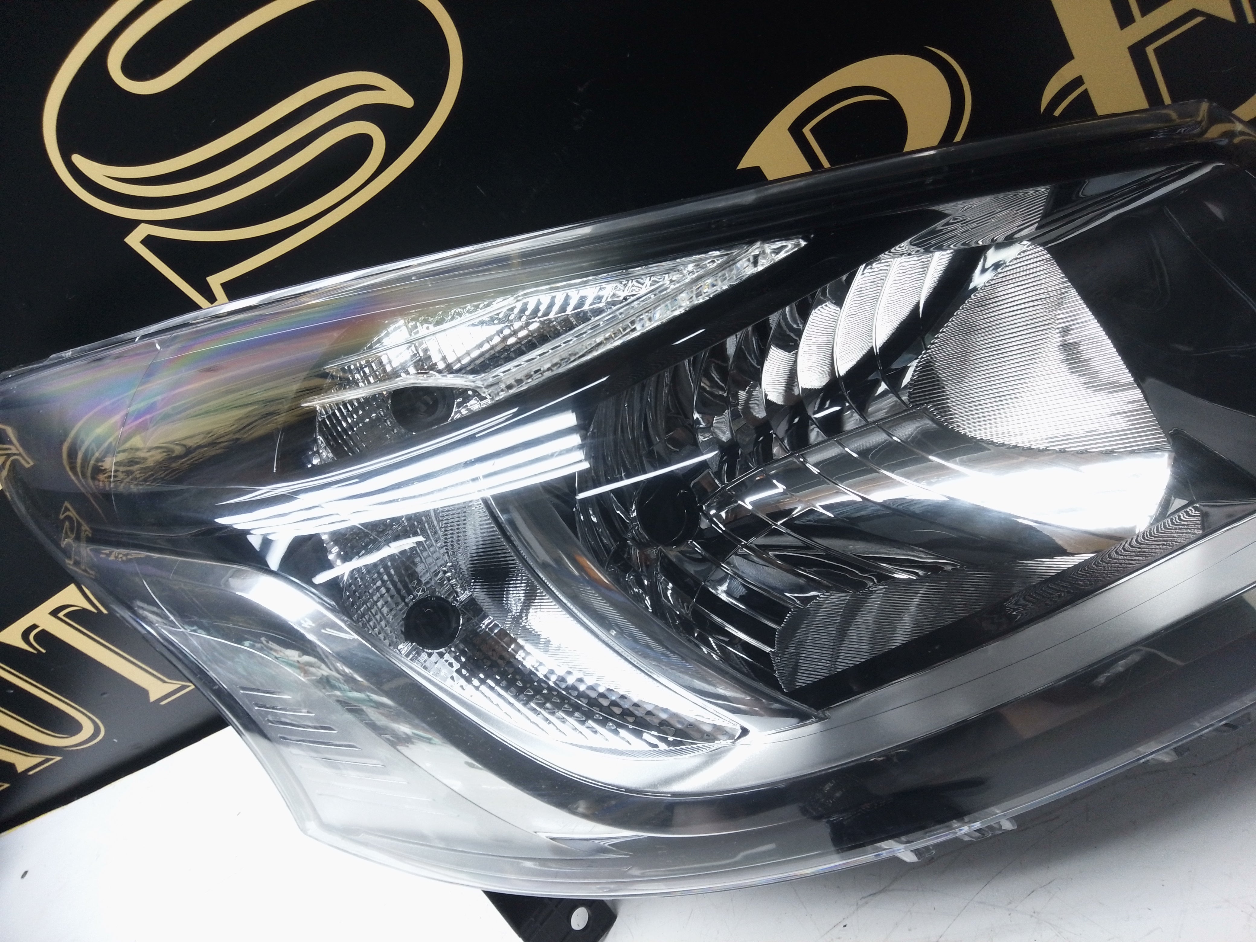 Renault Trafic 2015–2019 Right Headlight No Bulbs Included