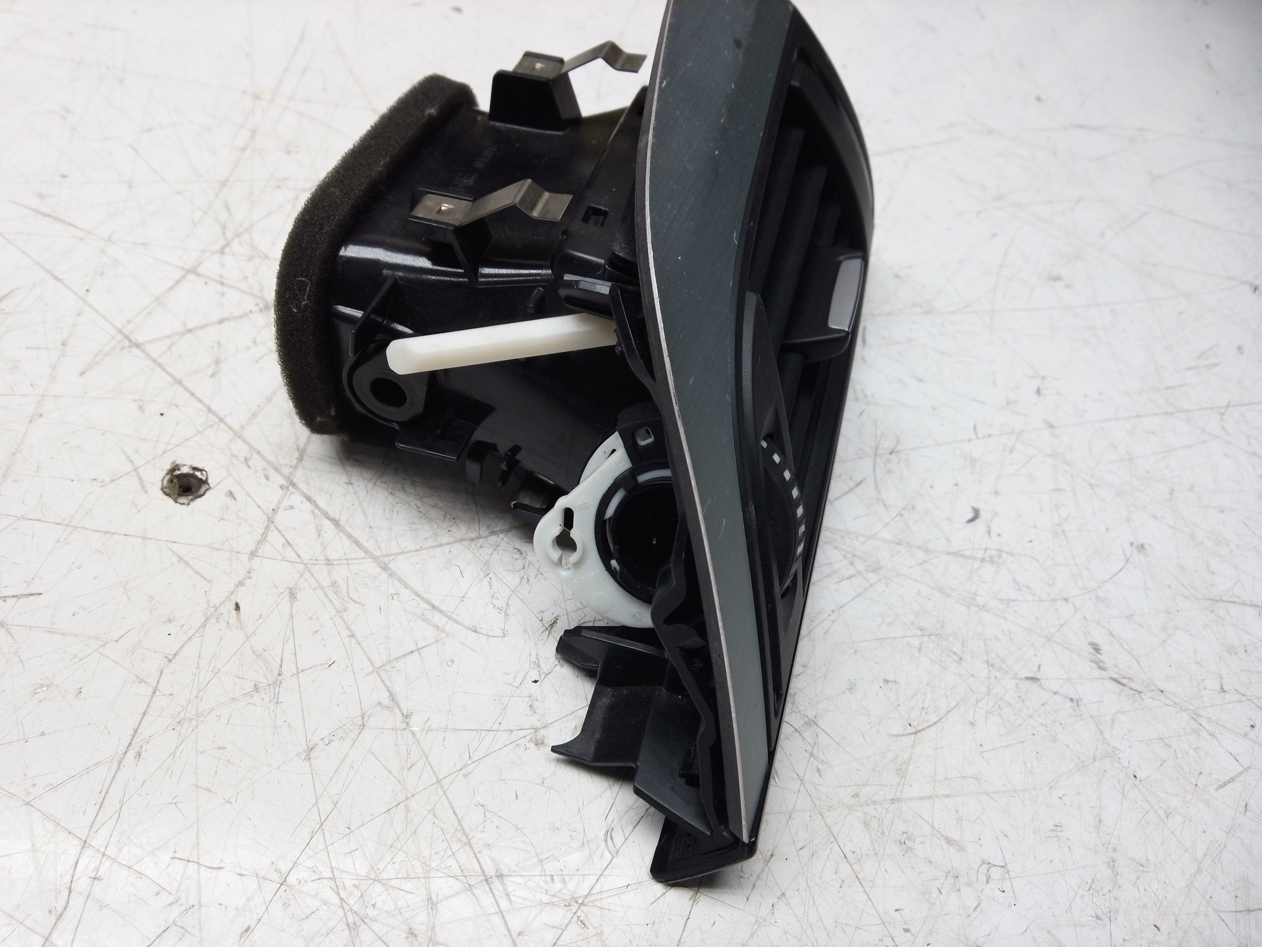 BMW 1 Series F20/F21 Driver's Side Vent Grill (507890)