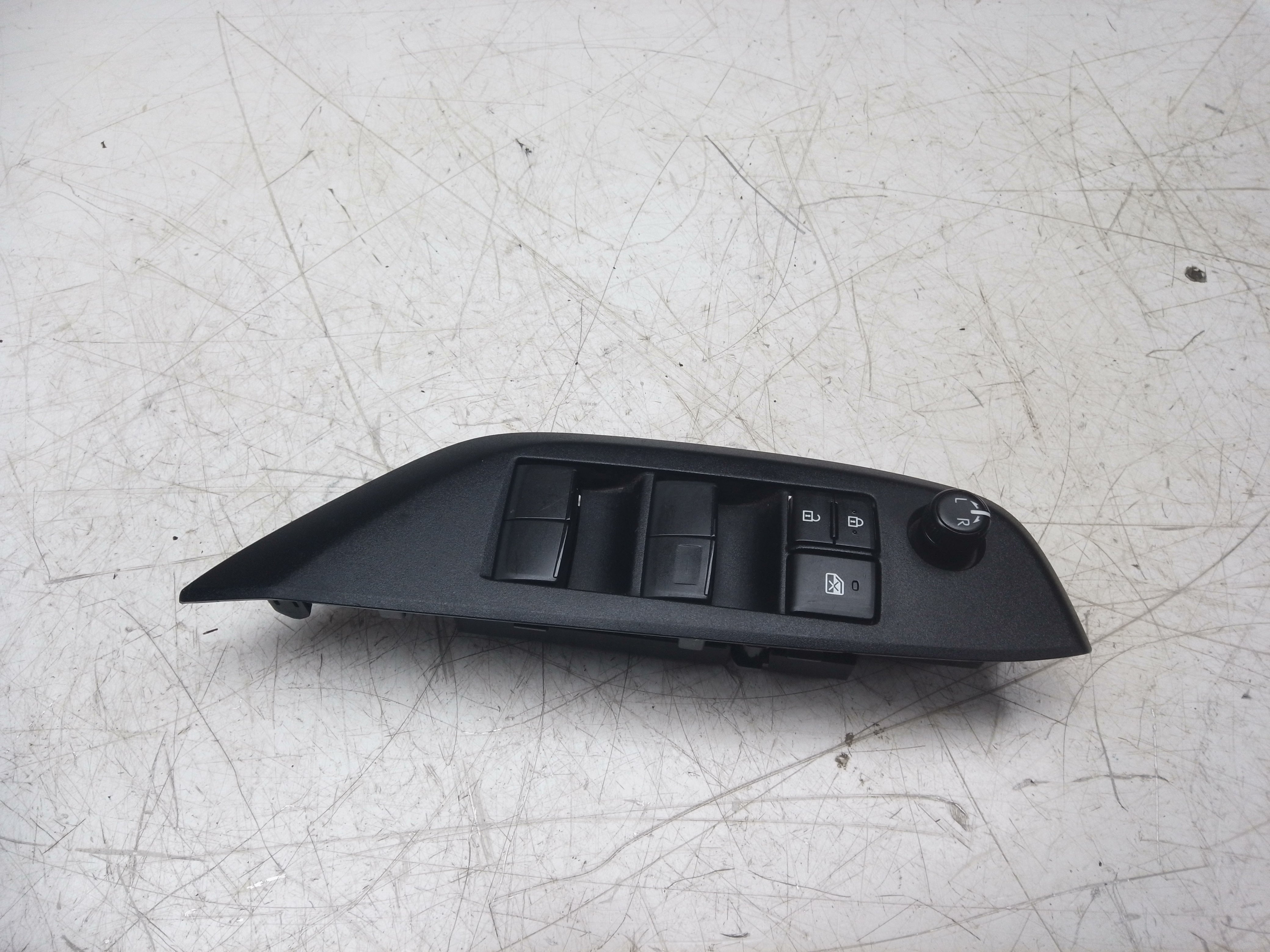 Toyota Yaris 2020–2024 Driver’s 4-Way Window Switch (84040-0D030)