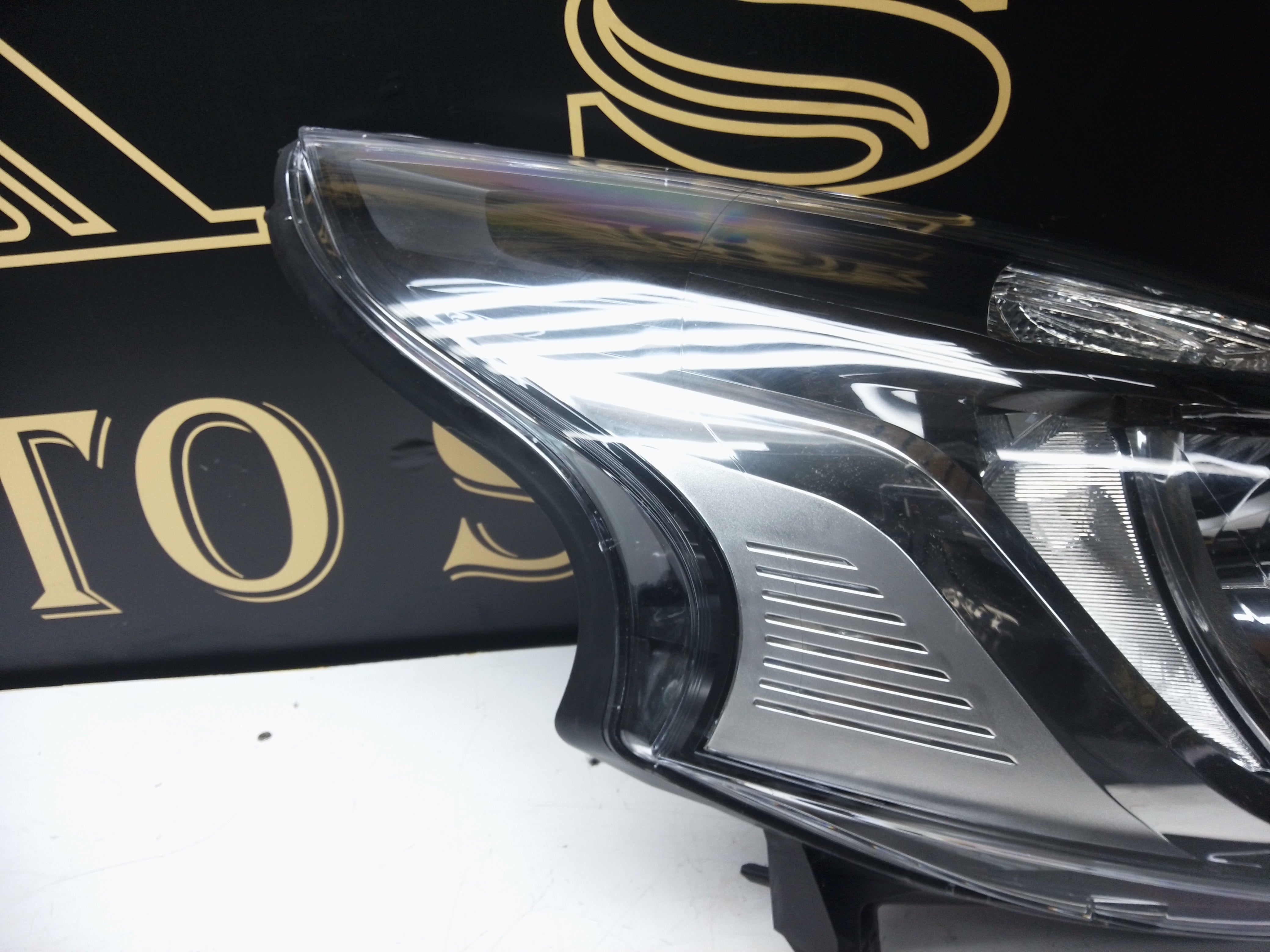 Renault Trafic 2015–2019 Right Headlight No Bulbs Included