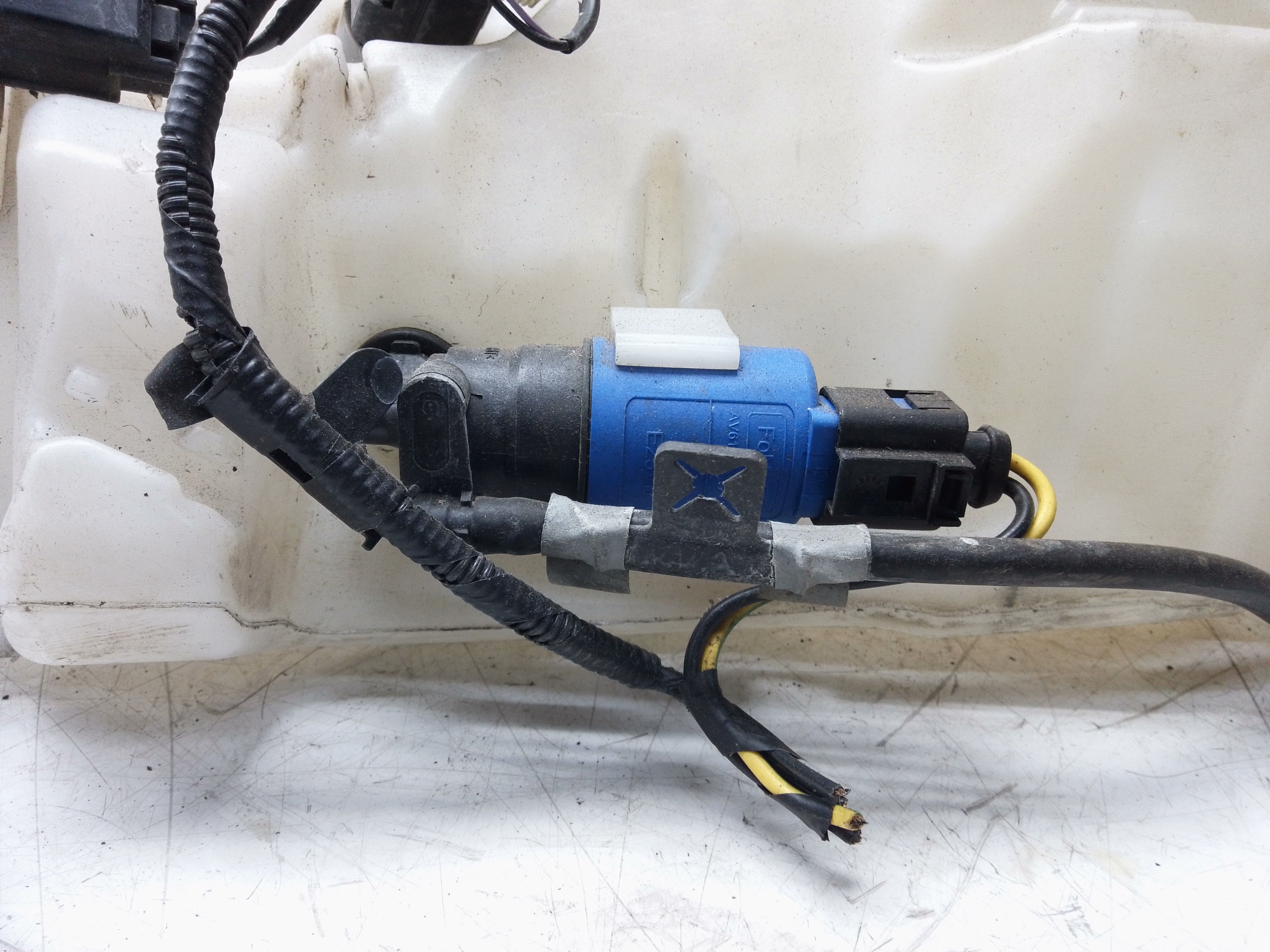 Jaguar XF X260 2016 Front Windscreen Washer Bottle (GX73-17B613-D)