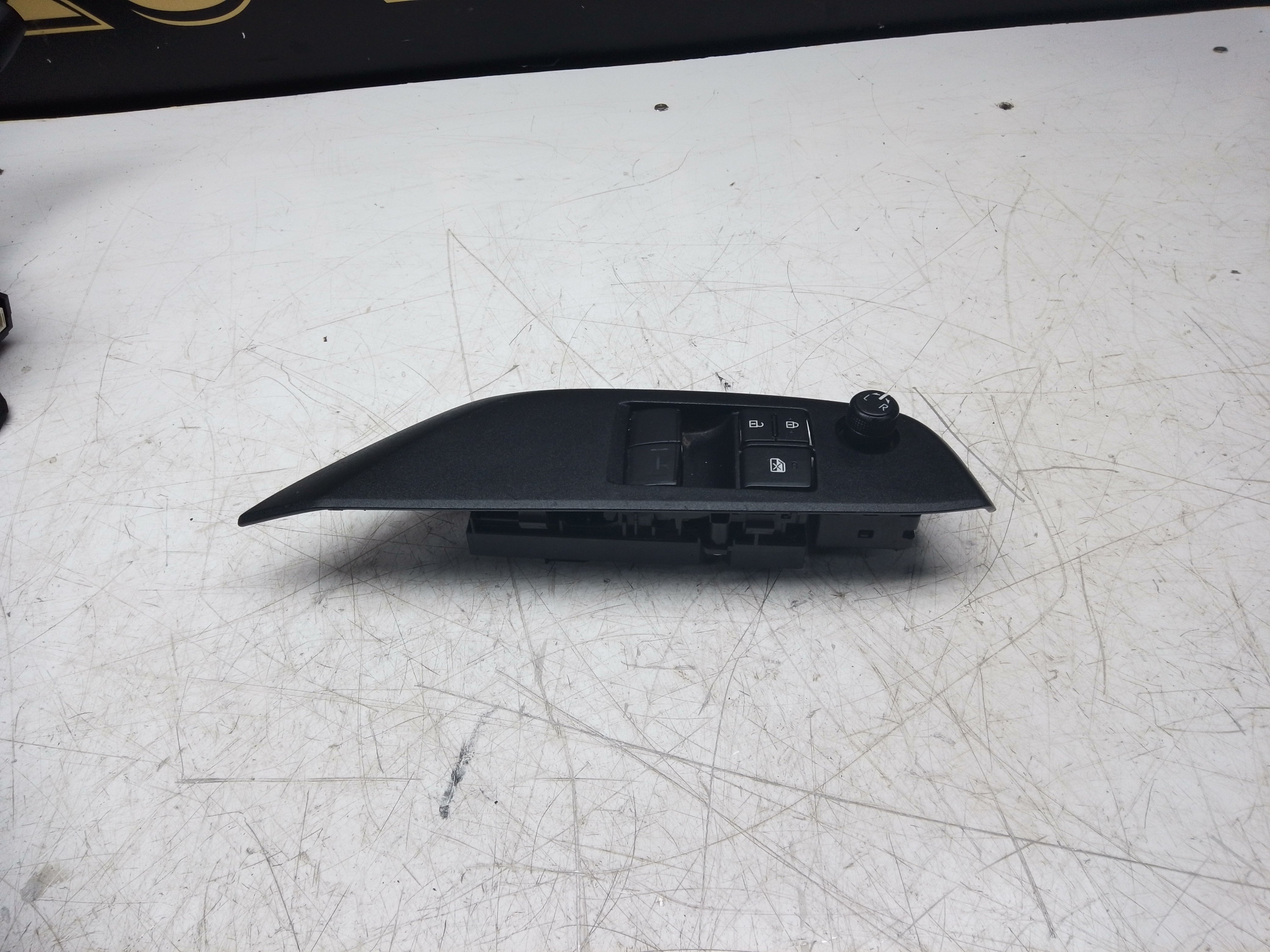Toyota Yaris 2020–2025 Drivers Right Front Window Switch (84040-K0020)