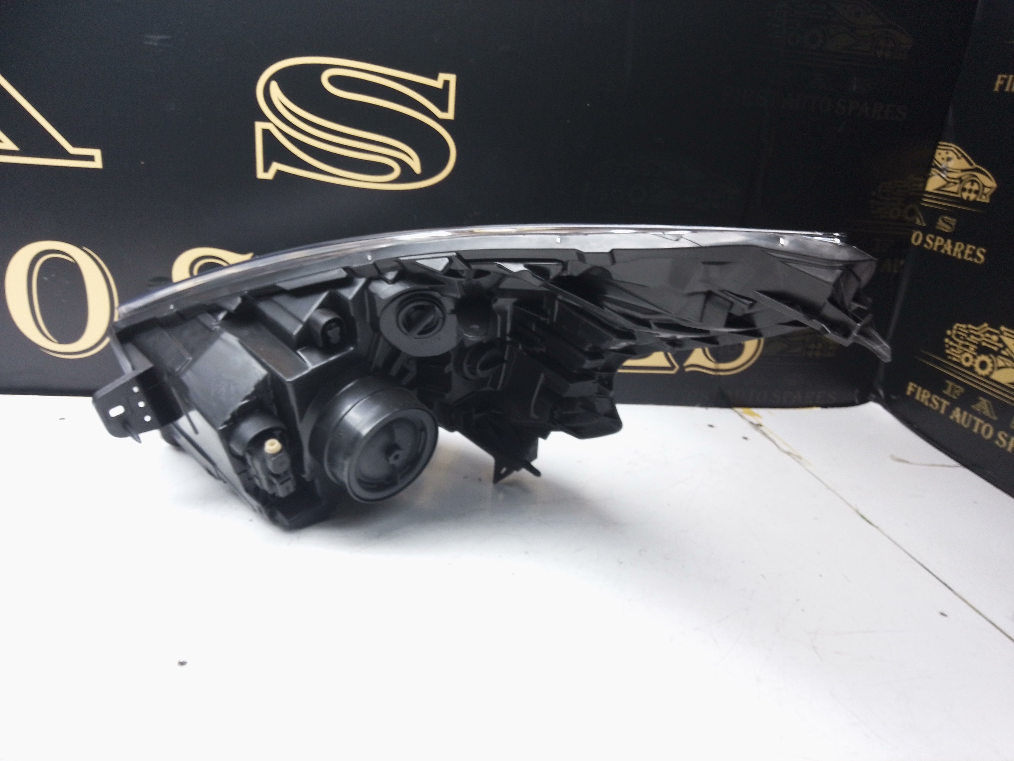 Renault Trafic 2015–2019 Right Headlight No Bulbs Included