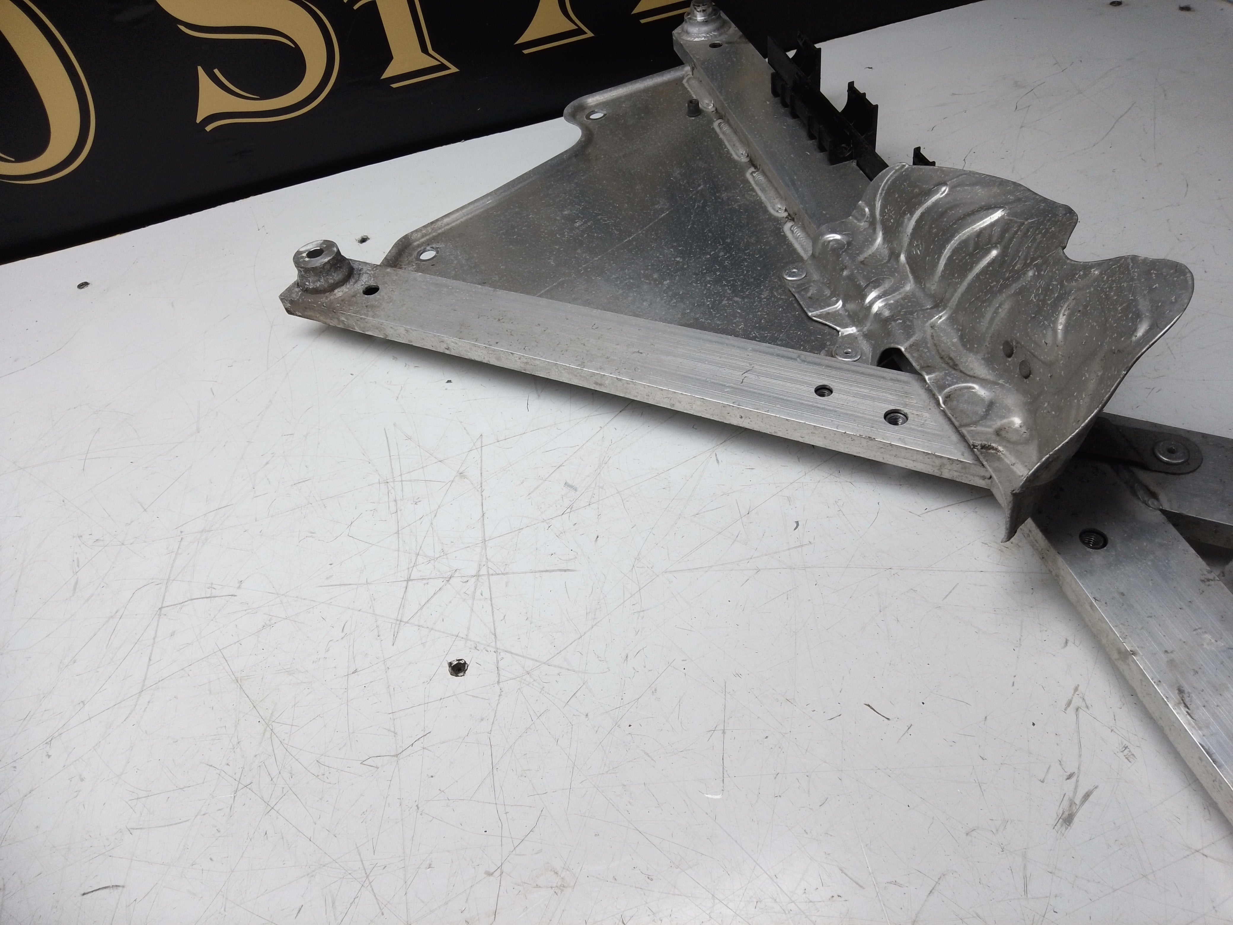 BMW i3 I01 Vertical Strut (6879520) (6818825)