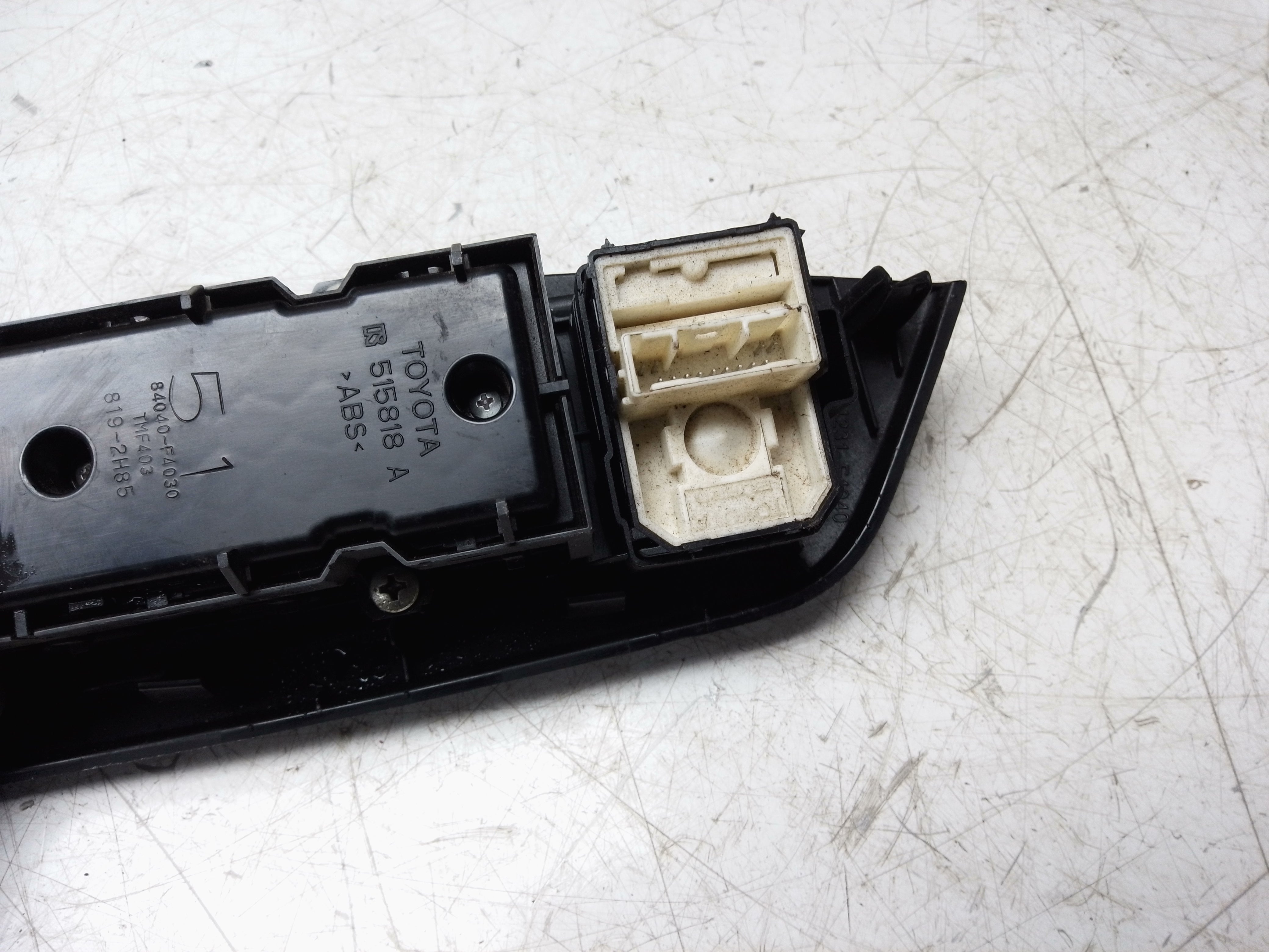 Toyota C-HR Dynamic 2016–23 Front Right Side Window Switch (74231-F4040)