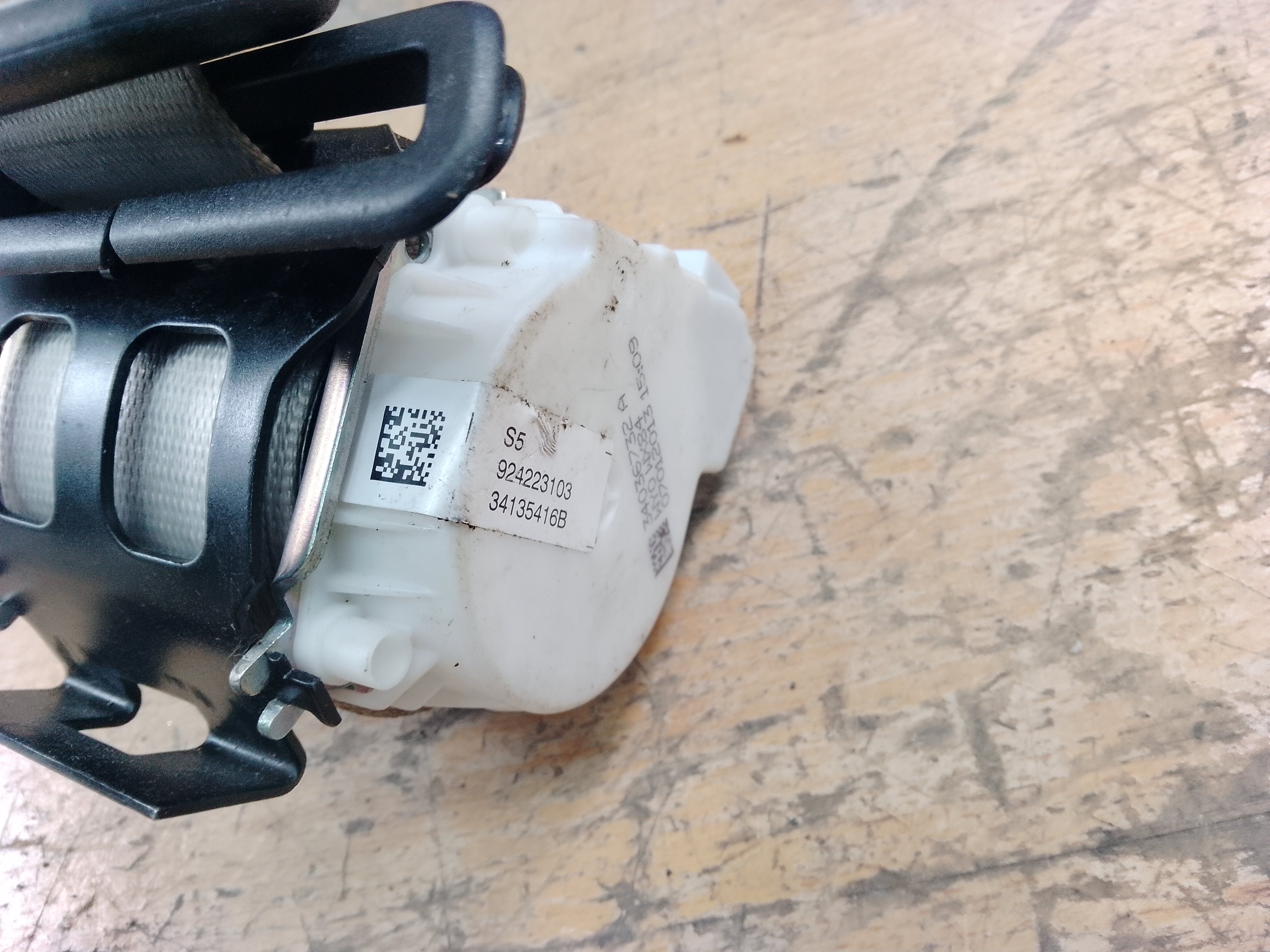 BMW 5 Series F10 F11 Seat Belt Rear Centre (34036732A) (9116275 03)