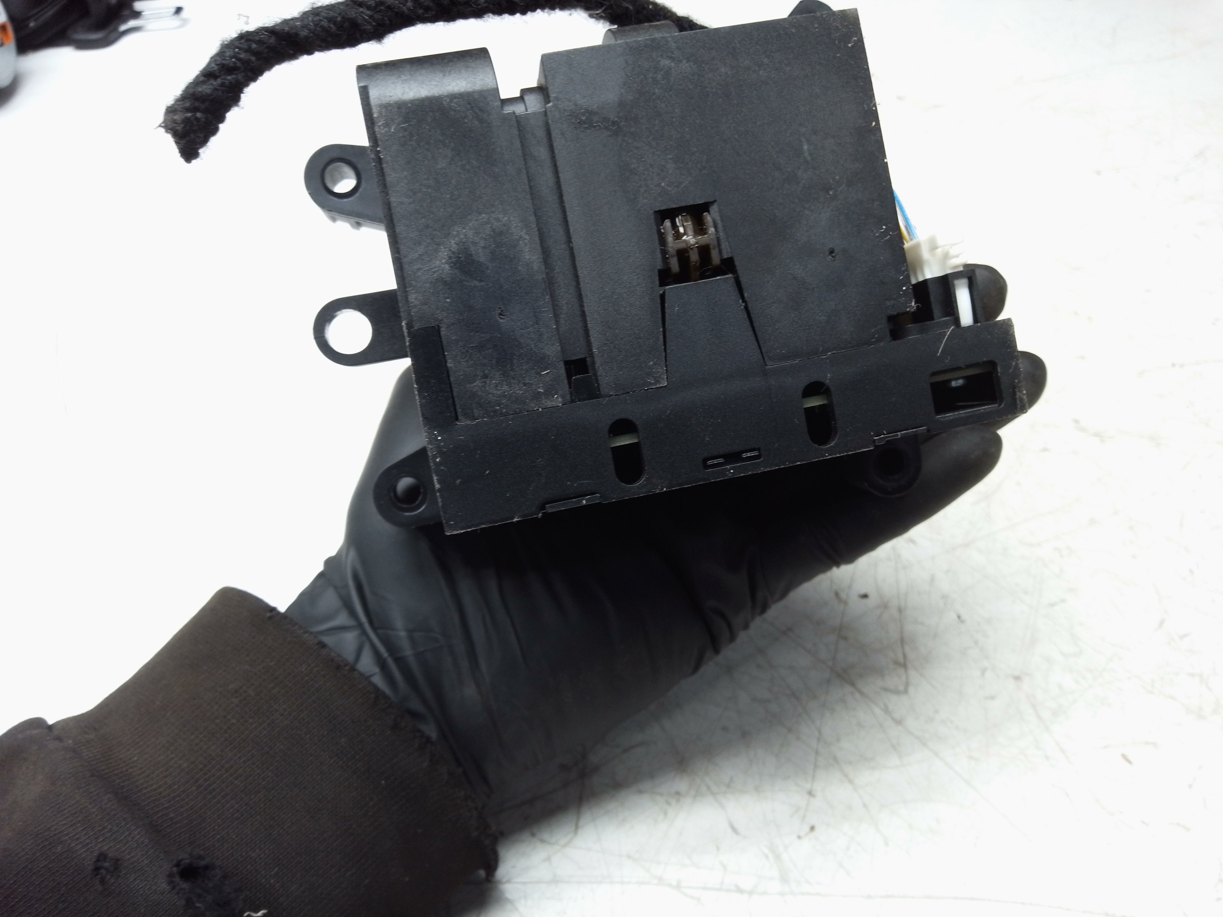 BMW 5 Series G30 G31 / 6 Series G32 2017–2023 Gear Selector Automatic Gear Switch Knob RHD (6825826 02)