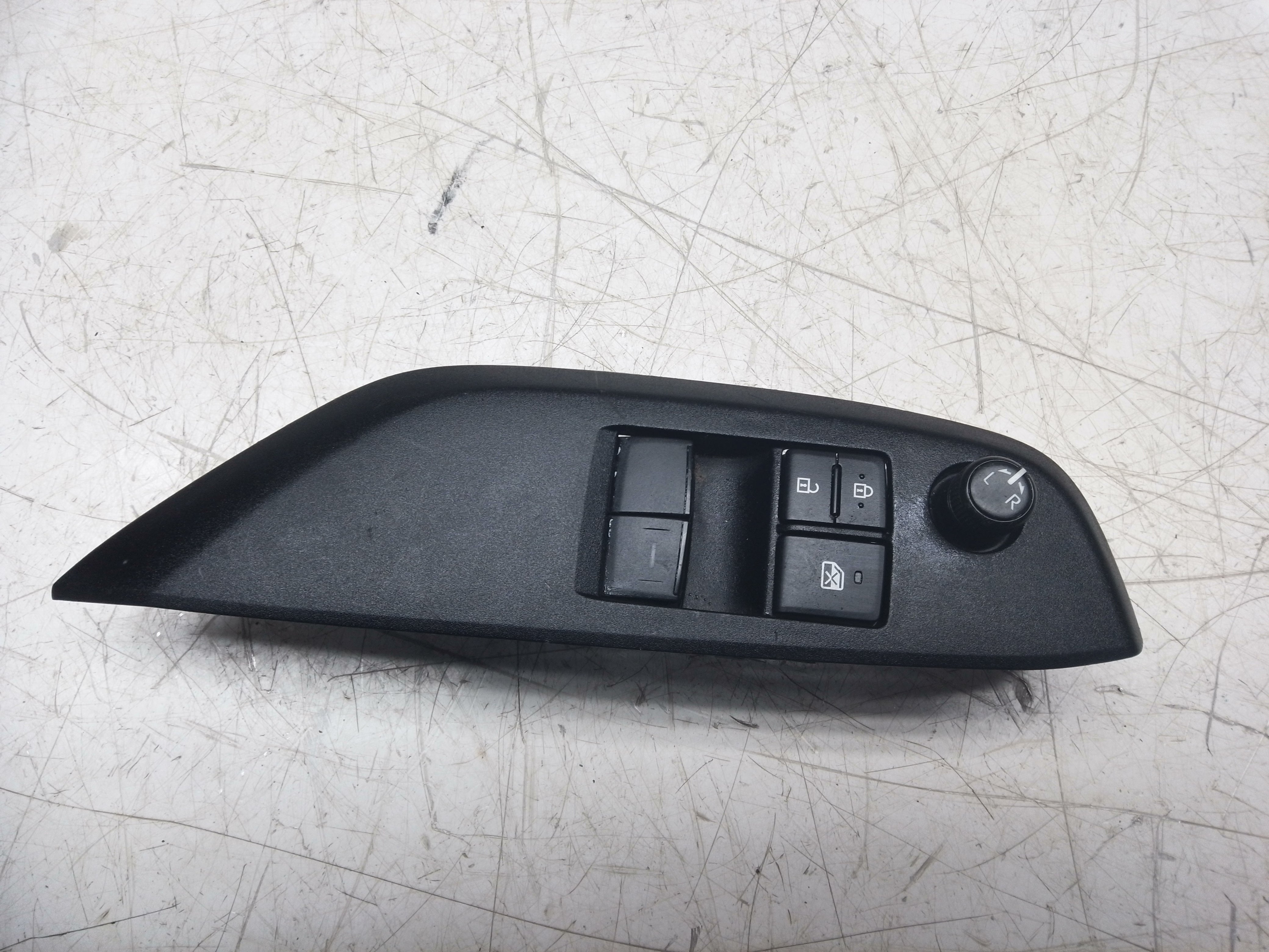 Toyota Yaris 2020–2025 Drivers Right Front Window Switch (84040-K0020)