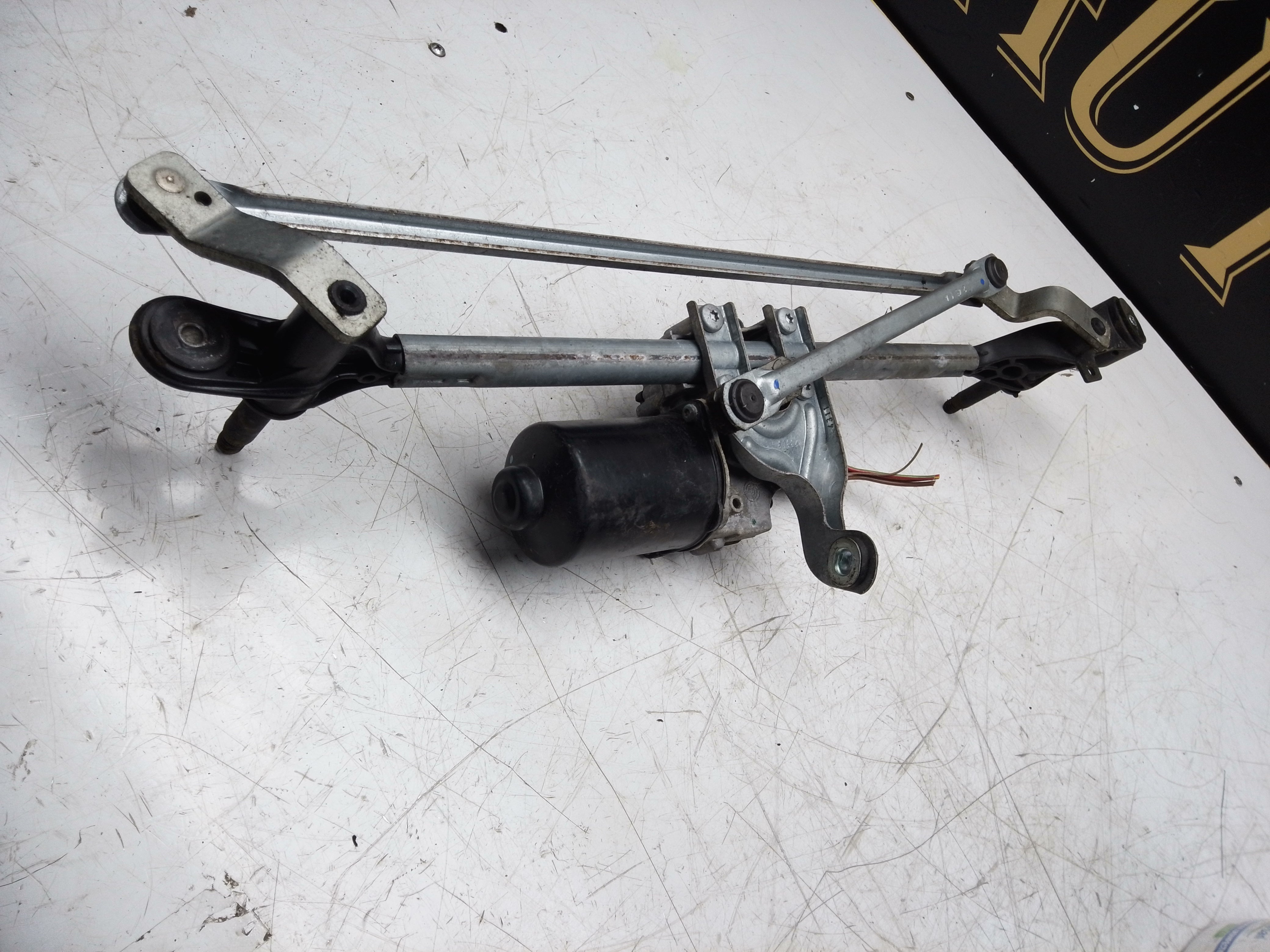 BMW 1 Series F20 Urban 2011 Front Wiper Motor & Linkage (7267504-02)